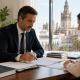 Abogado de divorcios en Sevilla: cuándo acudir y cómo preparar tu caso Abogados en Sevilla Abogado de divorcios en Sevilla revisando documentación legal